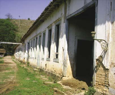 térreo tem uma longa genealogia urbana. Sua origem está certamente nos sobrados coloniais com dois andares e camarinhas ou torreões elevados.