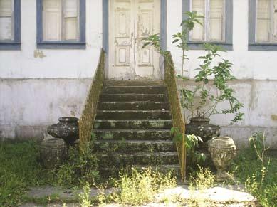 laterais. (Fig. 01). A casa-sede apresenta estrutura autônoma de madeira de seção quadrada com embasamento em pedra e vedações em tijolos de barro cosidos.