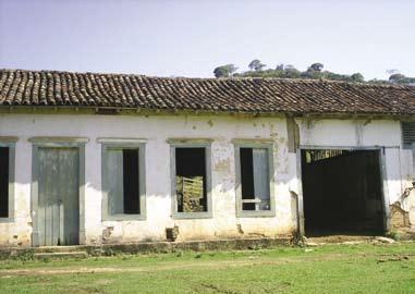 À frente da casa-sede existiam três terreiros de secagem do café, tendo a sua esquerda a antiga tulha-engenho.