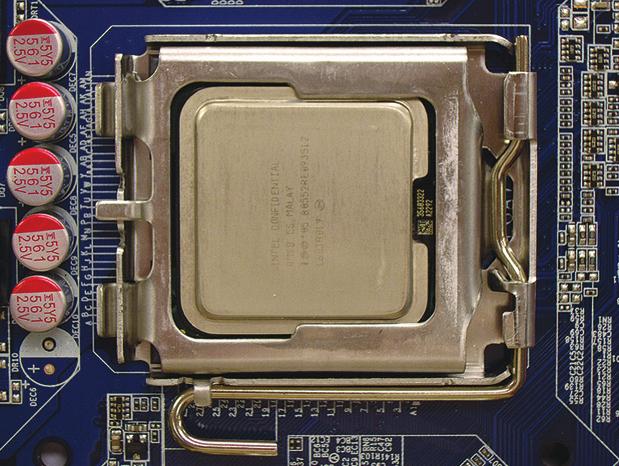 Antes de instalar a CPU e para evitar danificar a mesma, desligue sempre o computador e o