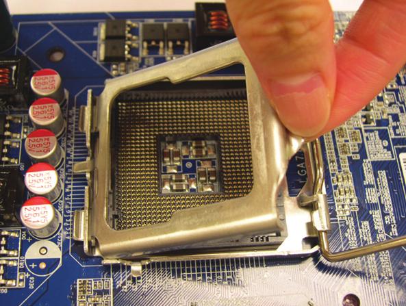 Etapa 3 : Levante a placa de carga metálica existente no socket da CPU.