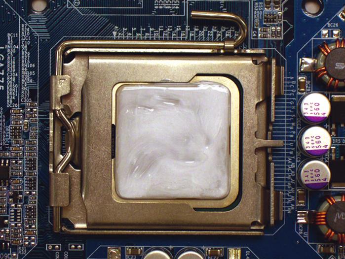 (Consulte o manual do dissipador de calor da CPU para mais informações sobre a instalação do mesmo.