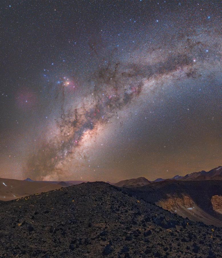 A foto do brasileiro publicada no site da Nasa mostra os arcos da Via Láctea em composição com a caldeira de um vulcão
