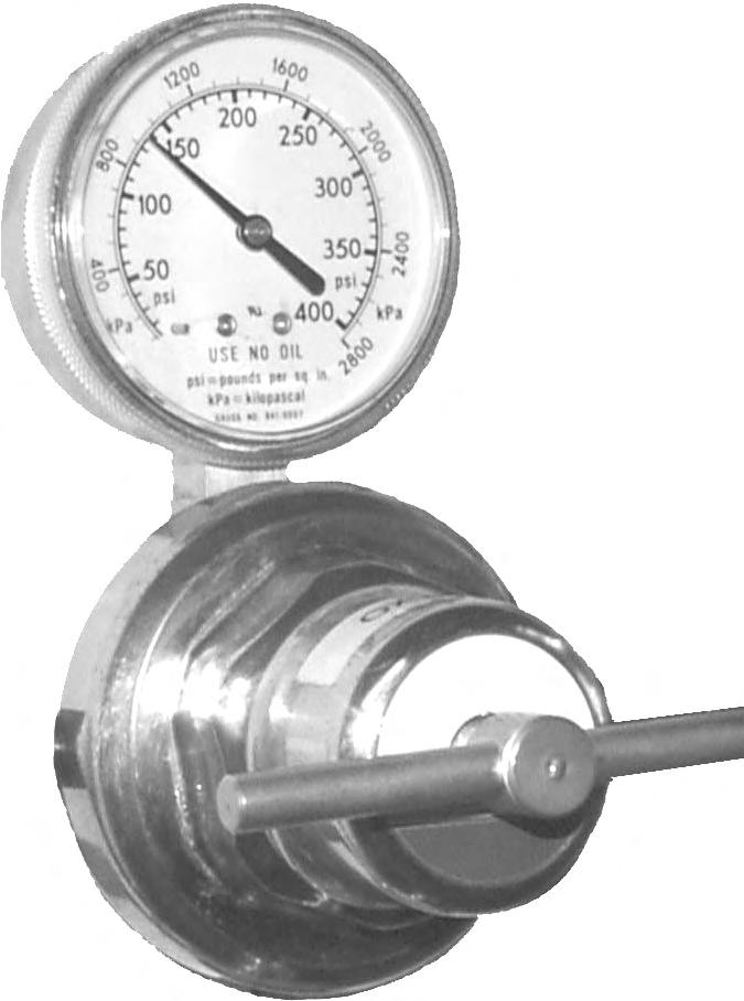 Use um regulador de gás de dois estágios de alta qualidade para manter uma pressão de suprimento de gás consistente a partir de cilindros de gás de alta pressão.