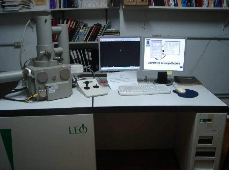 44 Fig. 11: Microscópio LEO 435-VP de pressão variável.