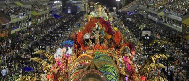 Mudanças nas apresentações para não estourar os 75 minutos e reduzir despesas nove das 12 agremiações do Grupo Especial cruzarão o Sambódromo com menos componentes que em 2016: Mangueira, Portela,