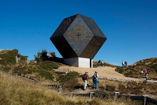 4 Questão 6 (5 pontos) O arquiteto Mario Botta propôs na Áustria a Cappella Granato Penkenjoch Zillertal.