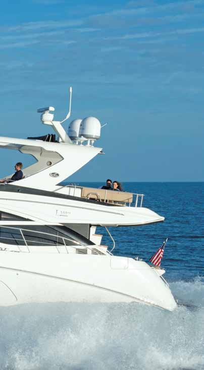 Sea Ray L590 Fly O nascimento de uma estrela Com o design marcante da linha L-Class, um flybridge convidativo e uma excelente área de convivência a bordo, a L590 Fly chega ao mercado com muita