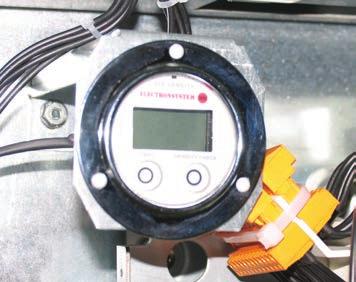 Interface homem-máquina Ready Alarm Comm Figura 83. Manômetro O dispositivo faz a medição em zonas termocompensadas e monitora a pressão de funcionamento do gás do interruptor de manobra-seccionador.
