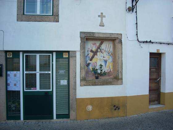 Património Tipologia Edículo/Nicho Cronologia Moderno/Contemp. Arqueológico Conservação Bom Nicho embutida na parede de uma habitação, feito em cantaria de granito.