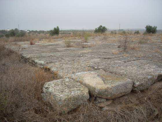 Segue-se o caminho e torna-se a virar no primeiro caminho à esquerda, durante cerca de 600 metros. Aqui, sai-se da via e continua-se a pé por mais 200 m. Património Tipologia Eira Cronologia Séc.