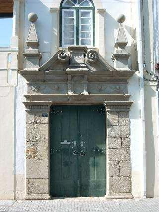 ) Arqueológico Conservação Bom Porta rectangular ladeada por pilastras com capitel decorado. Sobre este assenta um friso onde se encontram quatro anjos em alto-relevo, que ladeiam um pequeno nicho.