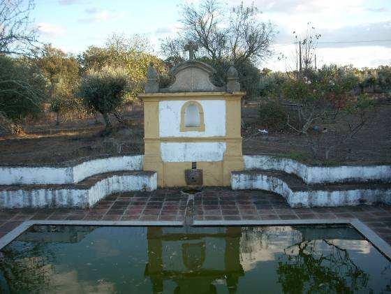 Dª Maria Manuela Semedo Louro Património Tipologia Fontes/Poços/Tanques Cronologia 1804 Arqueológico Conservação Mediano Fonte de espaldar com corpo rectangular e coruchéus nas extremidades da zona