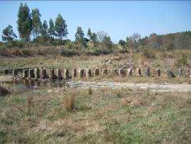 Património Tipologia Passadeiras Cronologia Indeterminado Arqueológico Conservação Mediano Passadeiras sobre a Ribeira de Nisa, compostos por 34 blocos de granito, de formato paralelepipédico.