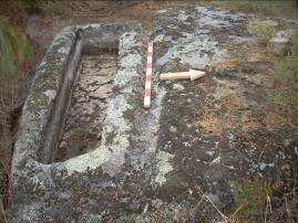 Património Tipologia Sepultura Cronologia Idade Média Arqueológico Conservação Mediano Sepultura escavada em pequeno afloramento granítico, rente ao solo.