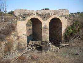 ) Arqueológico Conservação Mau Ponte com dois arcos de volta perfeita, mas estreitos e compridos, com rebordos em tijoleira, ainda que a estrutura principal seja em xisto.