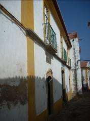 VIII Arqueológico Conservação Bom Junto da igreja e da parte do Sul, está o hospital com bela frontaria de três sacadas de cantaria, e formoso pórtico de entrada pela Rua dos Chouriços, e uma