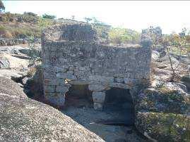 Património Tipologia Moinho Cronologia Indeterminado Arqueológico Conservação Mau Estrutura de planta sub-rectangular, assente sobre afloramentos graníticos.