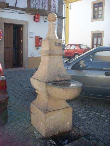 Junta de Freguesia Património Tipologia Fonte/Poço/Tanque Cronologia 1932 Arqueológico Conservação Bom Fonte de granito, com base cúbica.