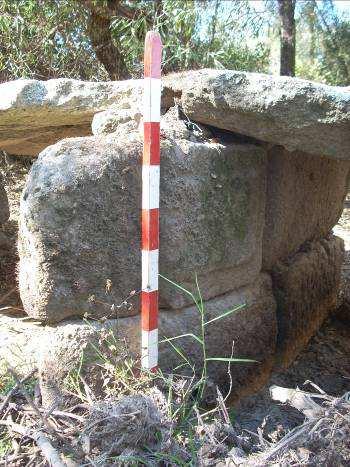 Arqueológico Conservação Silhar almofadado reutilizado num dos pilares do pontão. Pontão sobre a Ribeira de Sor. Feito de granito, sendo que o tabuleiro é composto por grandes lajes.