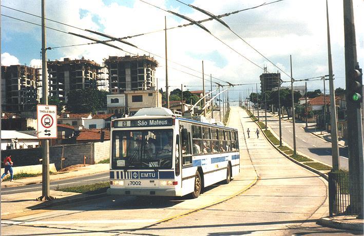 CONFIGURAÇÕES DA CANALETA OPÇÃO 1 A canaleta com pista dupla tem as seguintes vantagens: Confinação completa da operação do corredor sem invadir as pistas locais de