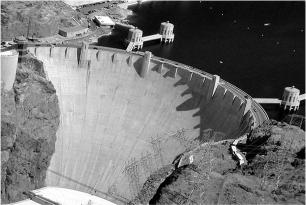 BARRAGEM DE CONCRETO ( ARCO) A sua forma, com dupla curvatura (" casca" ) faz com que o concreto trabalhe em compressão; Note-se que só é possível construi-la engastada em vales fechados, em que a