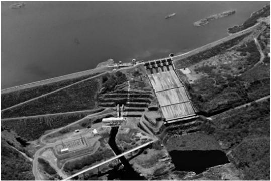 BARRAGEM DE TERRA-ENROCAMENTO A mais estável dentre as barragens de terra e terra-enrocarnento, não havendo registro de ruptura envolvendo seus taludes; Material de enrocamento (Rochas) com elevado