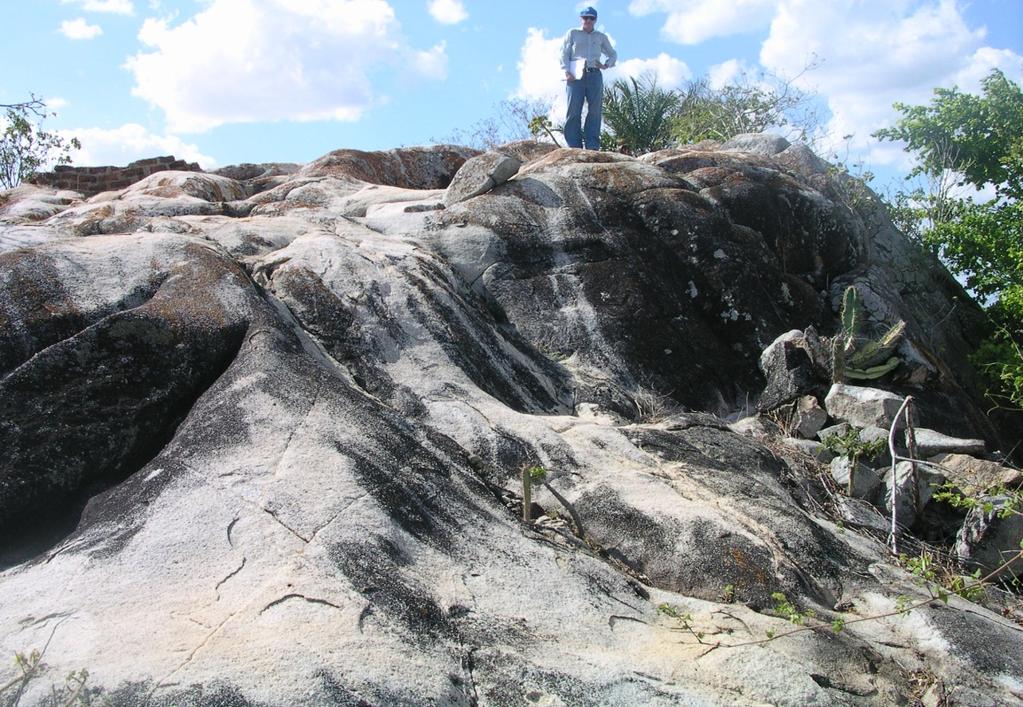 SEMI-ÁRIDO Os solos rasos do semi-árido são originados principalmente de rochas cristalinas, de baixa permeabilidade.