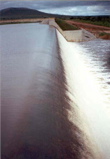 EXTRAVASOR DA BARRAGEM DE PONTO NOVO Localização : centro do vale; Cota da soleira vertente : 360,30m; Vazão de projeto : 2386,9m 3 /s; H o = 3,64m; Tr =1000 anos; Vazão máxima : 3333,8m 3 /s; H o =