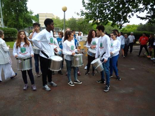 Departamento de Línguas Ainda e sempre o 25 de Abril... A caminhada de abril pelo grupo Sant Iago Olodum Meia-noite e já se comemorava o feriado nacional 25 de abril em Setúbal e em Portugal.