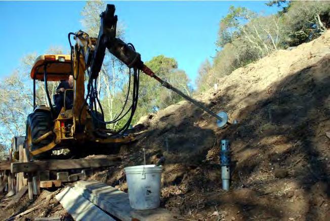 Montar o equipamento acoplando-se a seção guia ao sistema de aplicação de torque. 2. Posicionar e alinhar a seção guia no local com inclinação desejada. 3. Introduzir a ponta da seção guia no solo. 4.