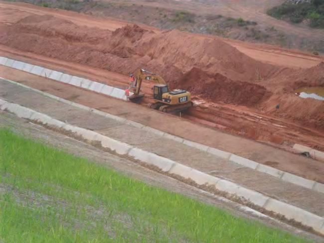 No trecho a jusante do dique vem sendo realizado aplicação da hidrossemeadura