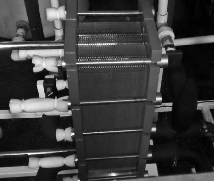 O compressor alimentava um reservatório de ar (tanque pulmão) que evitava que houvesse grandes variações de pressão e vazão durante os testes realizados em regime