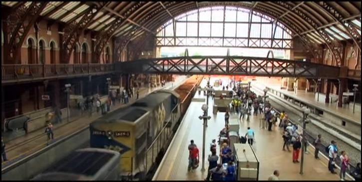 Problemas na operação compartilhada dos trens de passageiros e cargas A coexistência dos dois tipos de serviço, com a circulação dos trens de carga atravessando São Paulo através da malha CPTM de