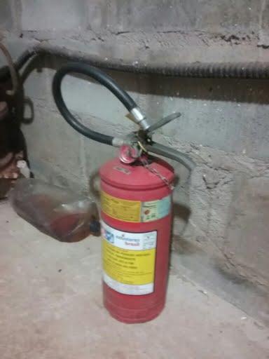 Imagem(3) Descrição(3): Extintor de incêndio