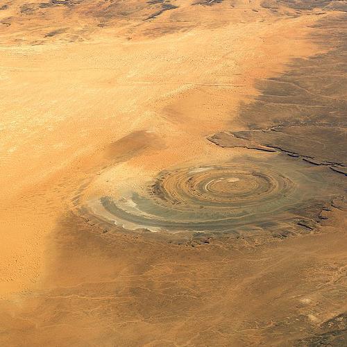 Em direcção ao "Olho do Deserto" De 18 Fevereiro a 02 Março 2018 na Mauritânia Relevos de quartzo fundidos dão ao conjunto, visto a partir do espaço, a aparência de um olho que olha para o céu.