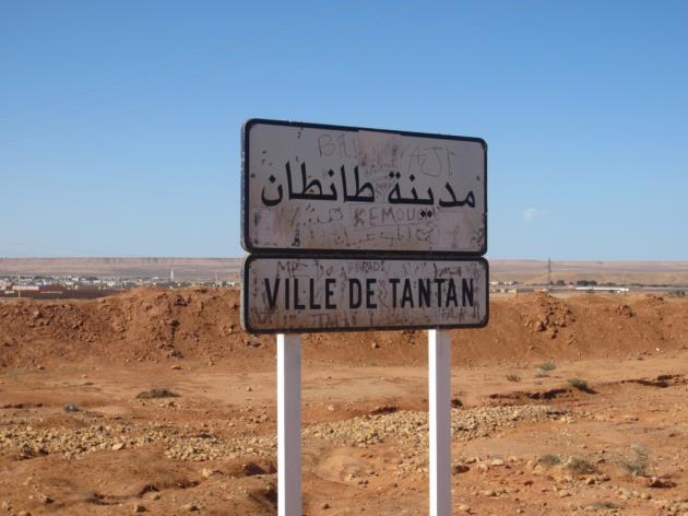 Etapa 4 : Última longa reta em direção à fronteira mauritana (atestaremos os jipes em zona franca onde o gasóleo é substancialmente mais barato) e vamos seguir a pista do comboio (mas fora dos