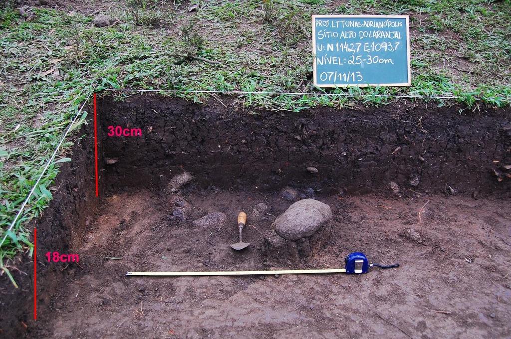 OS CERAMISTAS JÊ NOS ARRANHA-CÉUS DO ALTO RIBEIRA: UMA ANÁLISE ESPACIAL ITARARÉ-TAQUARA Da Unidade N1142,7 E1093,7, dentro da área de oficina, e onde foi identificada a Estrutura 2: ao observar os