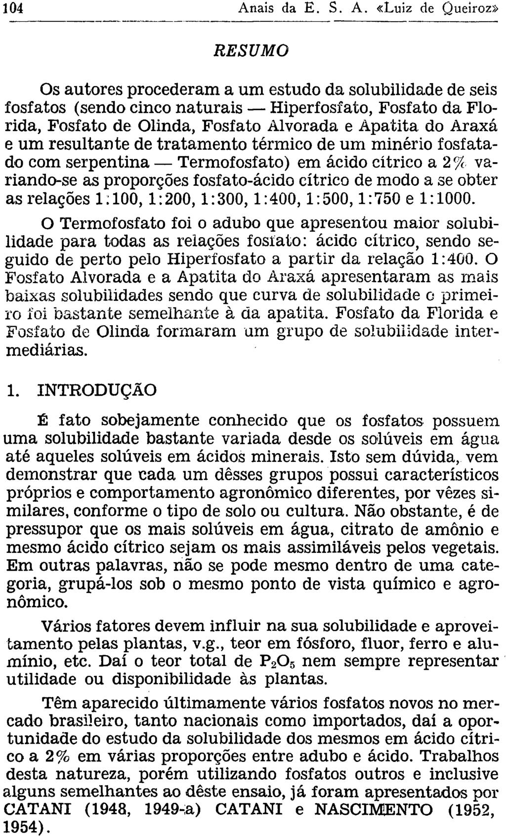 RESUMO Os autores procederam a um estudo da solubilidade de seis fosfatos (sendo cinco naturais Hiperfosfato, Fosfato da Florida, Fosfato de Olinda, Fosfato Alvorada e Apatita do Araxá e um