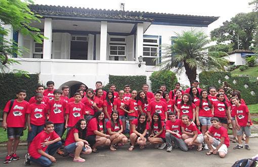 Foto oficial com os alunos destaques que conquistaram o Desafio do Ano.