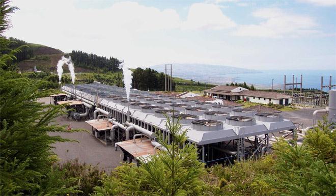 válida, de acordo com as caraterísticas dos recursos geotérmicos existentes no Campo Geotérmico da Ribeira Grande, pois utiliza fluido geotérmico em estado líquido dominante de baixa e média