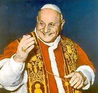 estado, que não existia já a 14 anos, visto que Pio XII centralizava em si todo poder de decisão João XXIII tinha 77 anos quando foi eleito e era tido como um papa de transição Era conhecido como