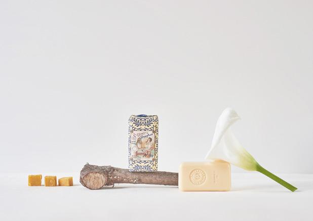 CLASSICO Classico s soaps are a reflection of Claus Porto s essence and echo its 19th Century heritage: manually wrapped and handfinished with a lacquer seal, they are presented in packaging that
