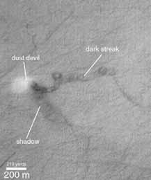 (a) (b) Figura 57: Dust devils na superfície marciana: (a) Promethei Terra; (b) Syria. Fonte: disponível em:< http://www.msss.com/msss_images/subject/dust_devils.html> Acesso em: fev. 2010.