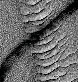 resposta espectral de alvos muito claros, como dunas. A Figura 71 mostra o resultado da filtragem aplicada na imagem HiRISE PSP_006163_1345D.
