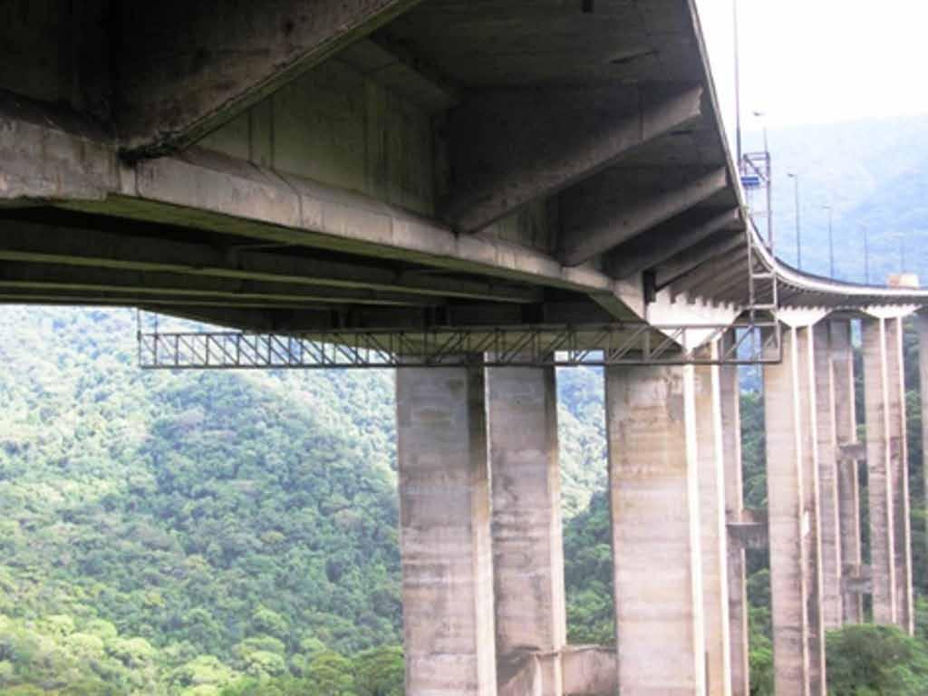Um exemplo de plataforma fixa existente no Brasil, para inspeção, manutenção e monitoramento da estrutura está localizada sob o viaduto VA 19 da Rodovia dos Imigrantes em Cubatão SP (Figura 12).