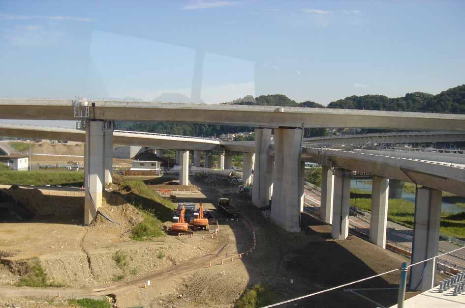 As Figuras 15 e 16 mostram outros exemplos de pontes no Japão, com plataformas metálicas fixadas nas regiões de juntas de dilatação.