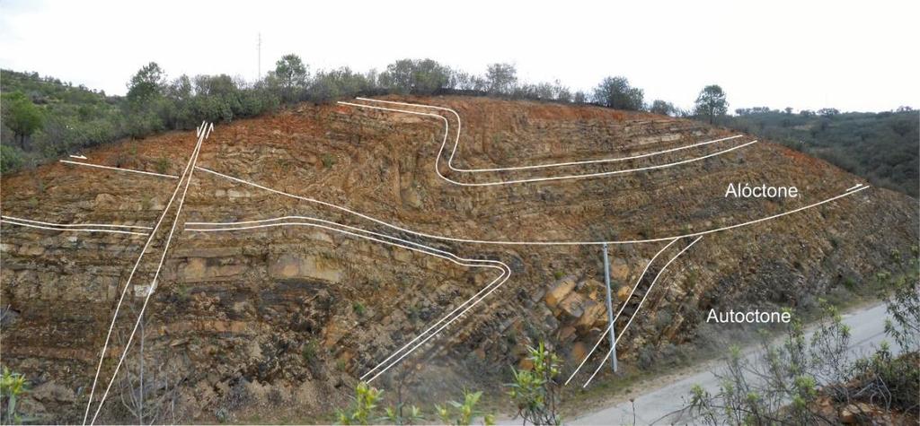 No setor do Corte 2 observa-se o Carreamento do Cerro do Aviador, materializado pelo movimento dum bloco superior que cavalga um bloco inferior, o qual sofreu um menor movimento aparente, sendo o