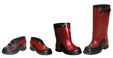 4.5 CALÇADO DE SEGURANÇA Os sapatos de segurança são de uso obrigatório. Eles protegem de: espetadas, cabos ou conexões elétricas expostas, deslizamentos, etc.