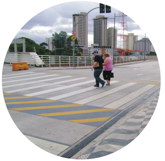 calçadas para pessoas com deficiência ou restrição de mobilidade. Exemplos: faixa de pedestres em nível ou elevadas e semáforos.